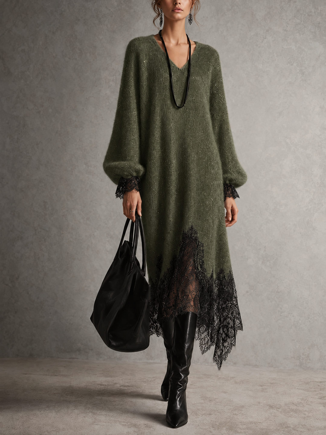 Das Strickkleid in Olivgrün mit schwarzer Spitze an Saum und Ärmelbündchen, vorn am Model 10