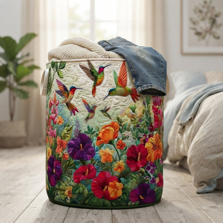 Der Korb mit Kolibri- und Blumenmotiv steht auf Holzdielen im Schlafzimmer, gefüllt mit Strickdecke und Jeans, neben dem Bett. 4