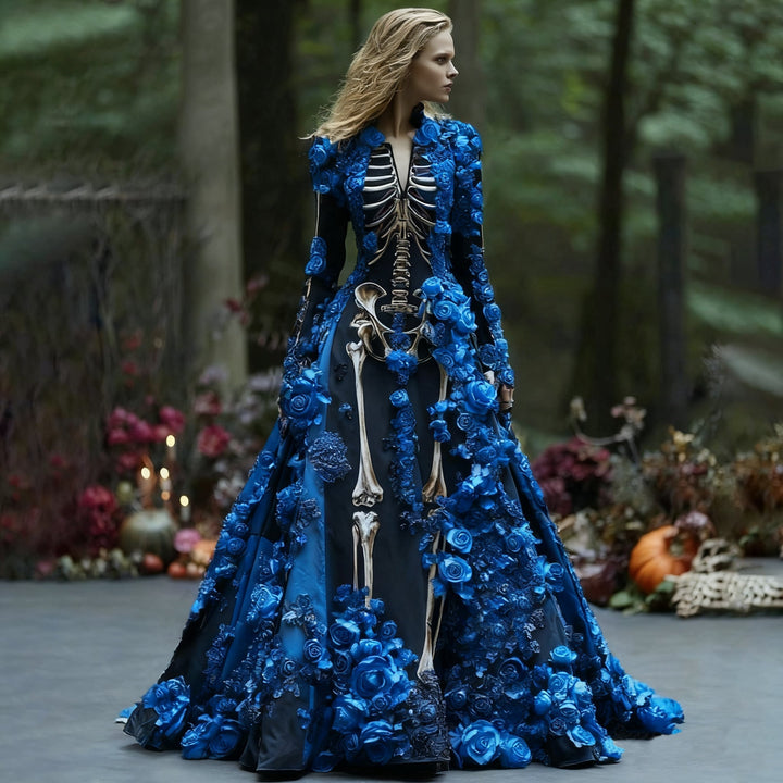 Schwarzes Maxikleid mit langen Ärmeln, Skelettmotiv und kobaltblauen Rosenapplikationen, vom Model im Waldsetting getragen. 3