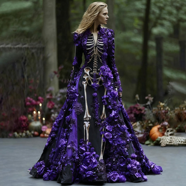 Model im schwarzen Maxikleid mit Skelettdruck und violetten Rosenapplikationen, ausgestellter Rock, im Wald mit Kürbisdekoration. 6