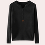 Schwarzer Strickpullover mit Knopfleiste, Herrenmode, elegantes Design, Herbstbekleidung.