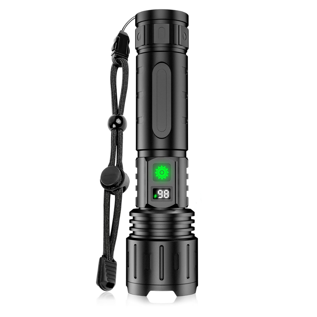 Schwarze Taschenlampe mit Handschlaufe, grüner Leuchtanzeige und digitaler Akkuanzeige auf weißem Hintergrund, freigestellt von vorn. 1