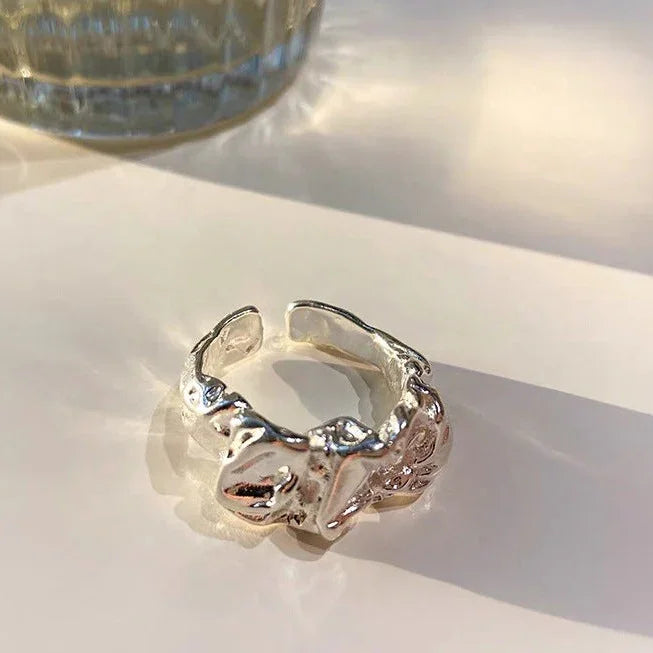 Minimalistisk ring med plissé-lava-design – Arden