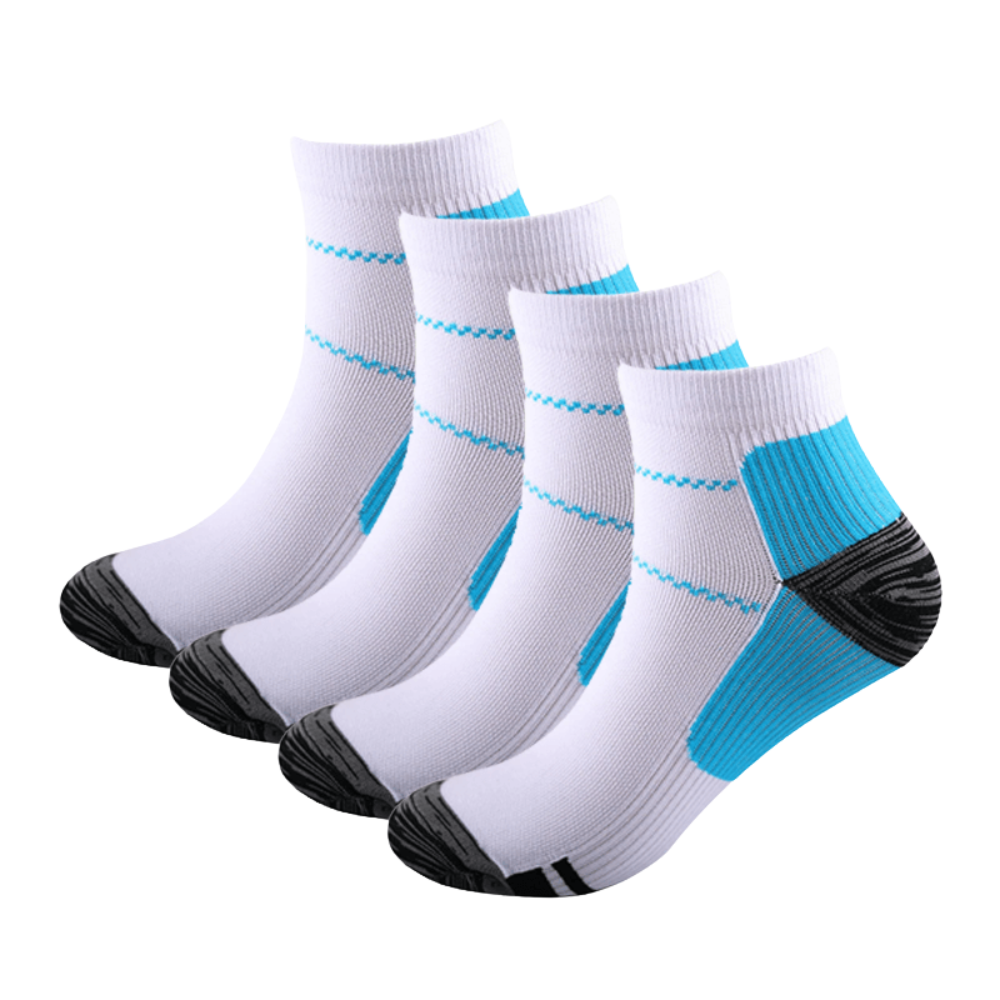 Vier weiße Socken mit blauen Fersenfeldern und dunklen Zehenkappen, gestaffelt hintereinander angeordnet. 6
