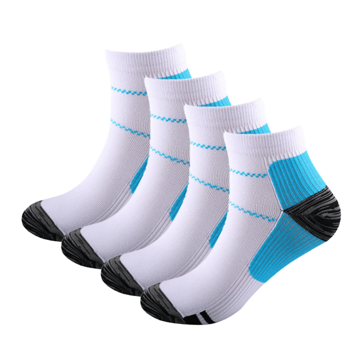 Vier weiße Socken mit blauen Fersenfeldern und dunklen Zehenkappen, gestaffelt hintereinander angeordnet. 6