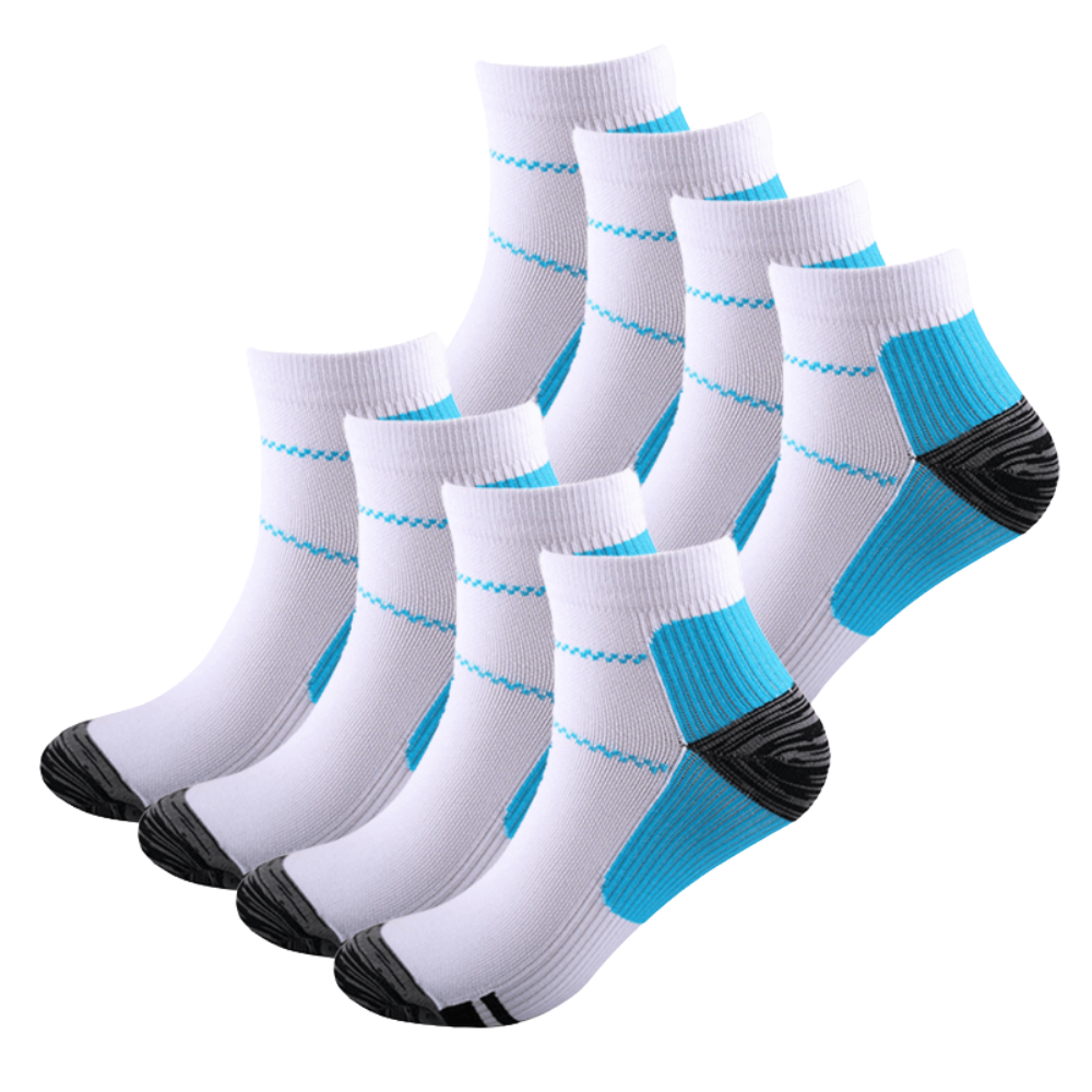 Acht weiße Socken mit blauen Fersenfeldern und dunklen Kappen, in zwei gestaffelten Vierergruppen angeordnet. 7