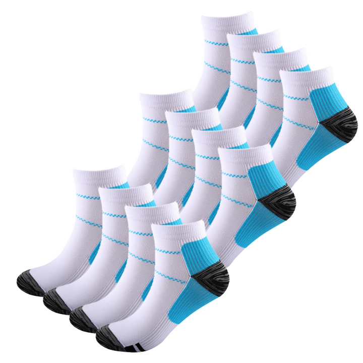Zwölf weiße Socken mit blauen Fersenfeldern und dunklen Kappen, in drei gestaffelten Vierergruppen angeordnet. 8