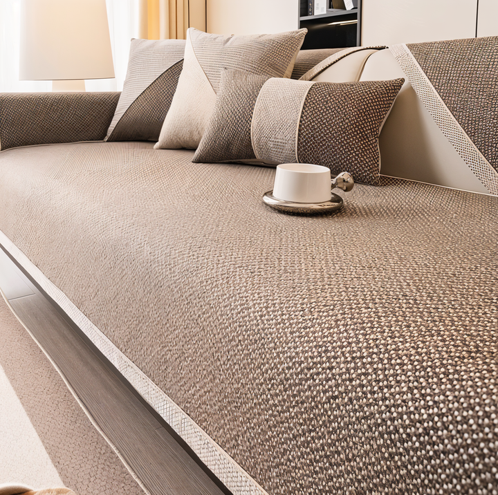Sofabezug in Braun mit hellen Webpunkten auf der Sitzfläche, kombiniert mit Kissen in Braun und Beige. 10