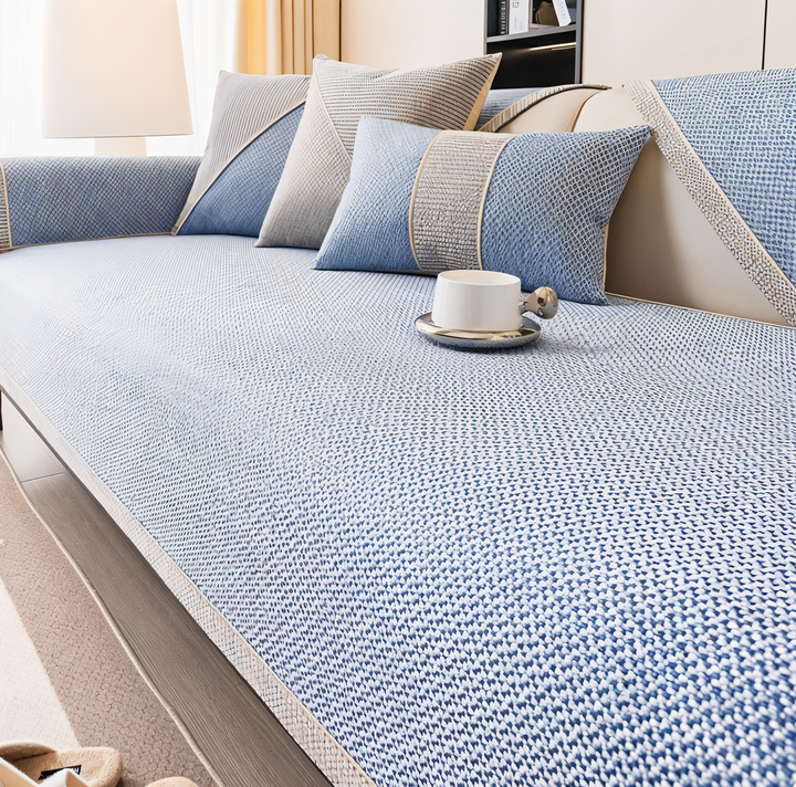 Sofabezug in hellem Blau-Weiß mit feinem Webmuster auf der Sitzfläche, dazu blaue Kissen im Wohnzimmer. 7