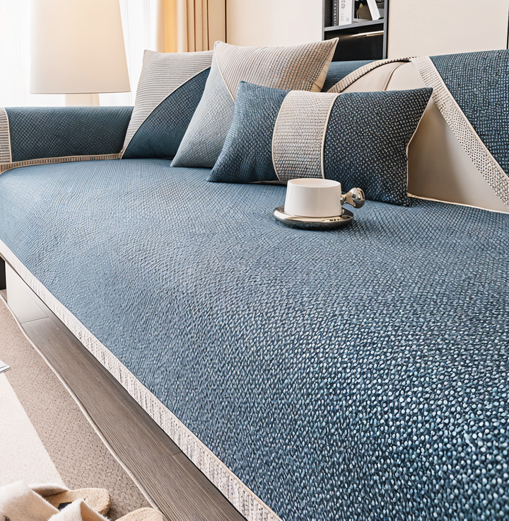 Sofabezug in sattem dunklem Blau mit strukturierter Oberfläche auf einem Sofa, dazu blau-graue Kissen. 8
