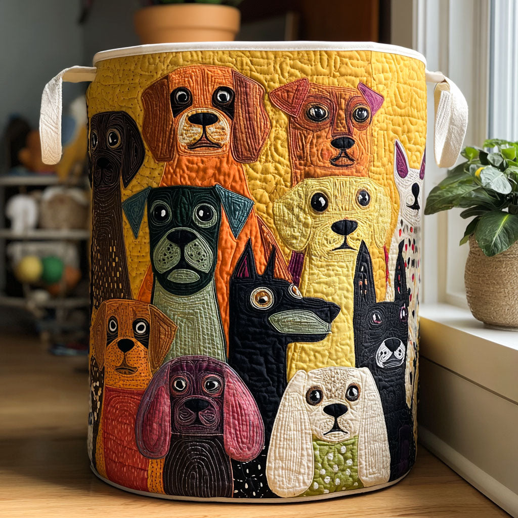 Runder gesteppter Korb mit gelbem Grund und bunt applizierten Hundeportraits, cremefarbene Griffe, auf Holzboden am Fenster. 1