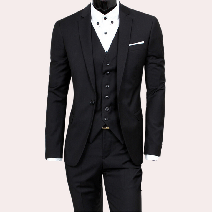 Schwarzer Herrenanzug mit Weste, weißem Hemd und Einstecktuch, elegantes Business-Outfit.