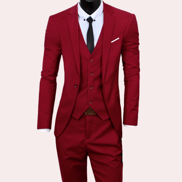 Roter Herrenanzug mit Weste, weißem Hemd und schwarzer Krawatte, elegantes Business-Outfit.