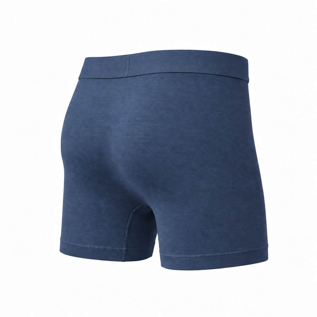 Blaugraue Boxershorts von hinten schräg fotografiert, glatte Rückseite mit Bund und sauber genähtem Beinsaum. 11