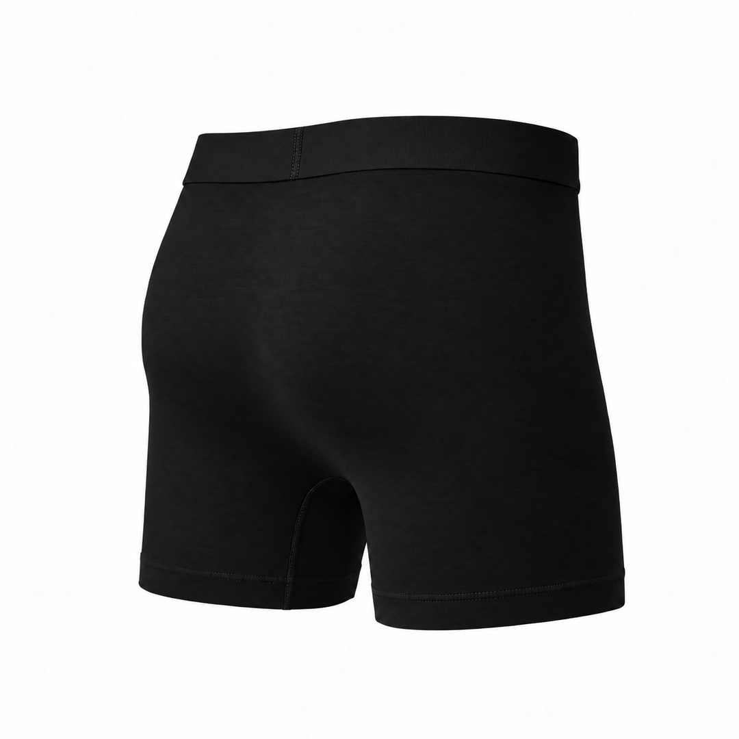 Schwarze Boxershorts von hinten schräg fotografiert, glatte Rückseite mit breitem Bund und umgenähtem Beinabschluss. 14