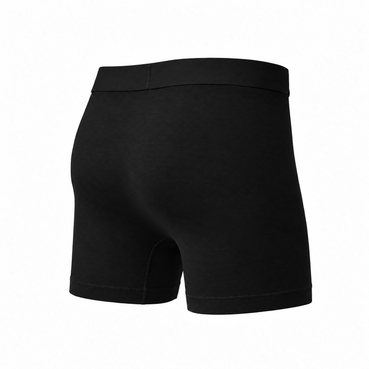 Schwarze Boxershorts von hinten schräg fotografiert, glatte Rückseite mit breitem Bund und umgenähtem Beinabschluss. 14