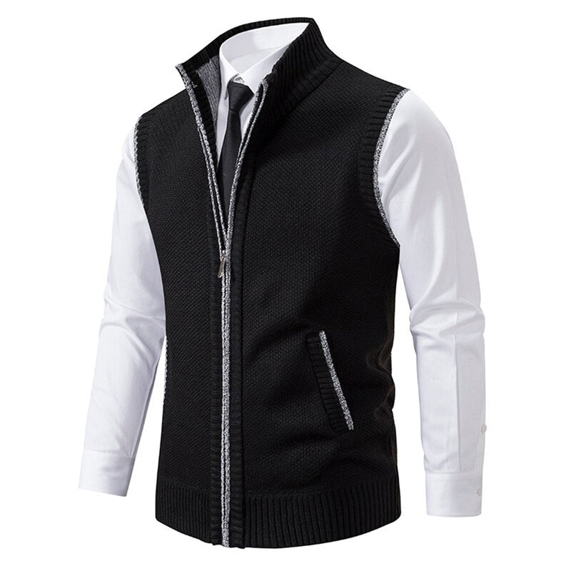 Schwarze Herrenweste mit Reißverschluss, über weißem Hemd, eleganter Business-Look.
