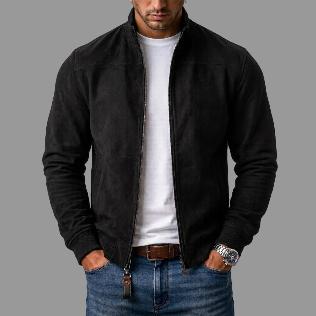 Schwarze Wildlederimitat-Jacke offen getragen zu weißem T-Shirt und Jeans, mit Lederanhänger am Reißverschluss, Frontansicht am Model. 1