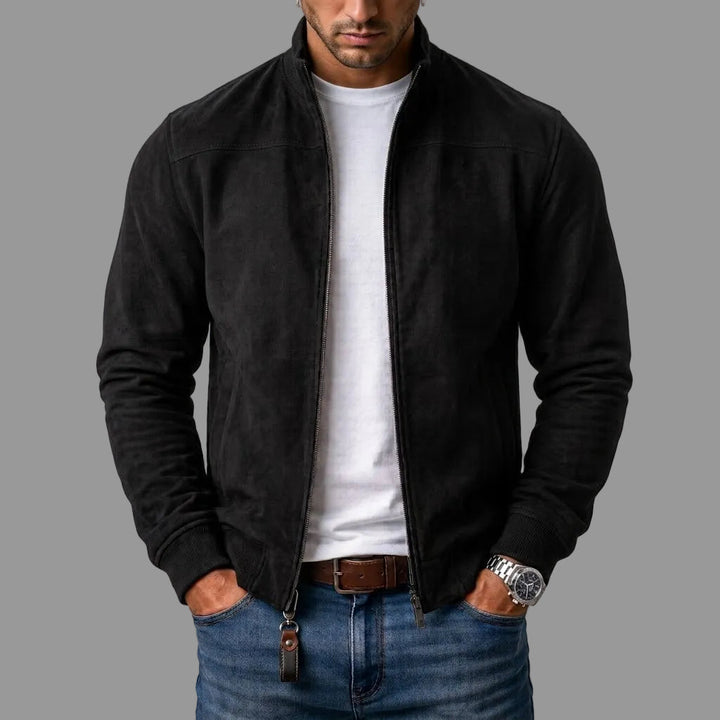 Schwarze Wildlederimitat-Jacke offen getragen zu weißem T-Shirt und Jeans, mit Lederanhänger am Reißverschluss, Frontansicht am Model. 1