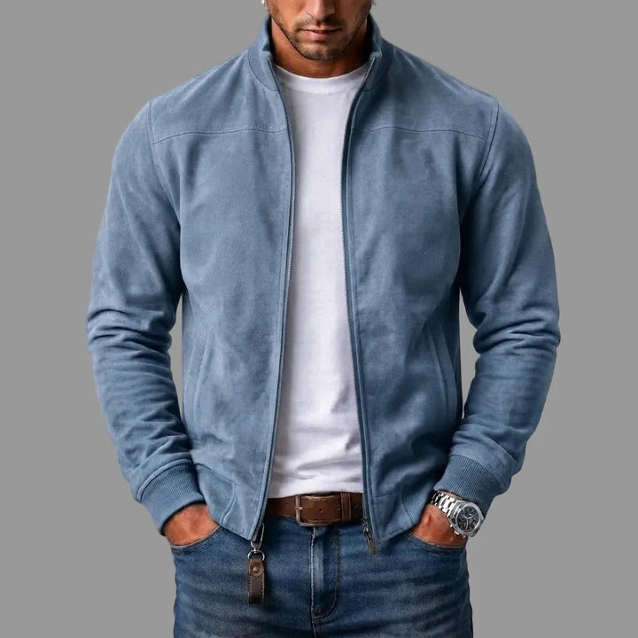 Hellblaue Wildlederimitat-Jacke mit Reißverschluss und Rippbündchen, getragen zu weißem T-Shirt und Jeans, Lederanhänger am Zipper. 4