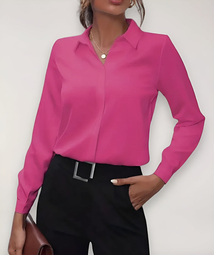 Frau trägt die pinkfarbene Bluse mit Kragen, eine Hand in der Hosentasche, dazu schwarze Hose 4