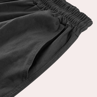Schwarze Jogginghose mit elastischem Bund und Seitentasche, bequeme Sportbekleidung.