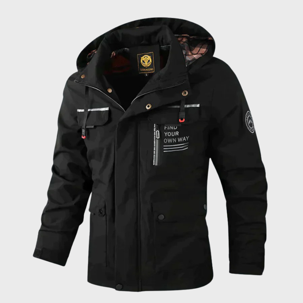 Schwarze Herrenjacke mit Kapuze, Reißverschlusstaschen, Outdoor-Design, wasserabweisend.