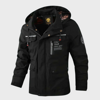 Schwarze Herrenjacke mit Kapuze, Reißverschlusstaschen, Outdoor-Design, wasserabweisend.