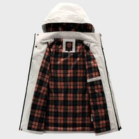 Weiße Herrenjacke mit Kapuze, kariertes Innenfutter, Wintermode, warm, stylisch.