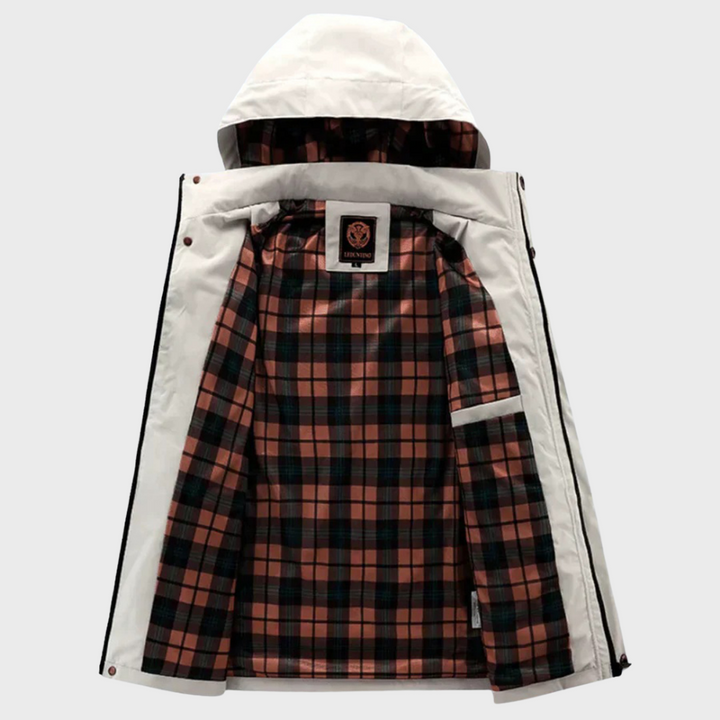 Weiße Herrenjacke mit Kapuze, kariertes Innenfutter, Wintermode, warm, stylisch.
