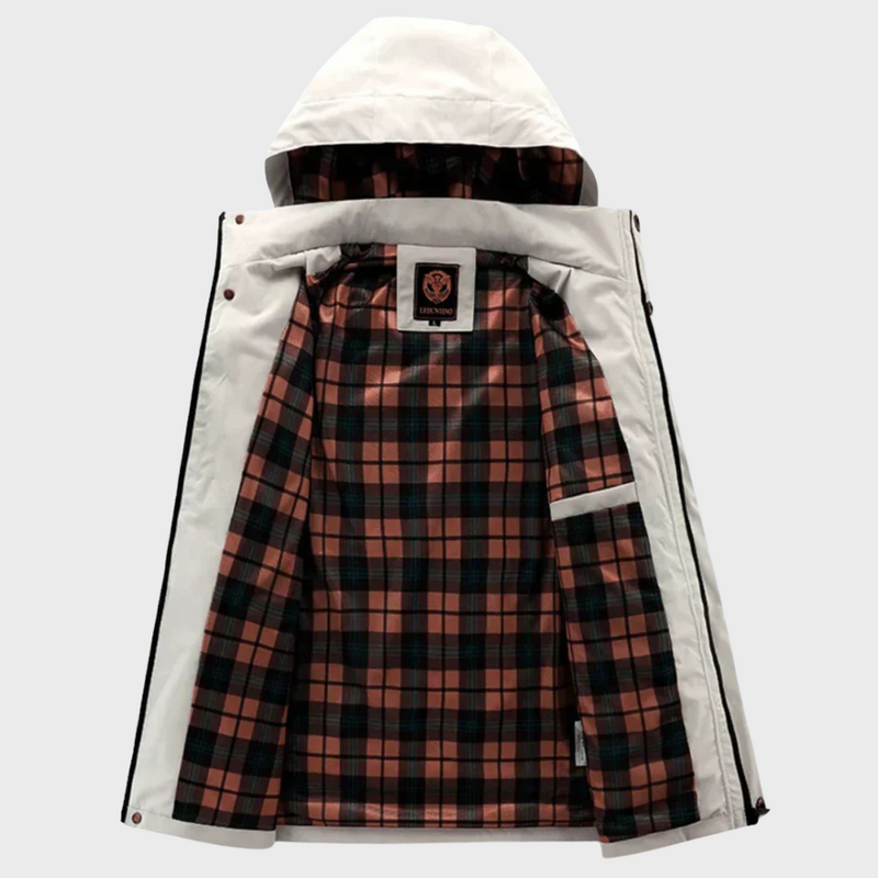 Weiße Herrenjacke mit Kapuze, kariertes Innenfutter, Wintermode, warm, stylisch.