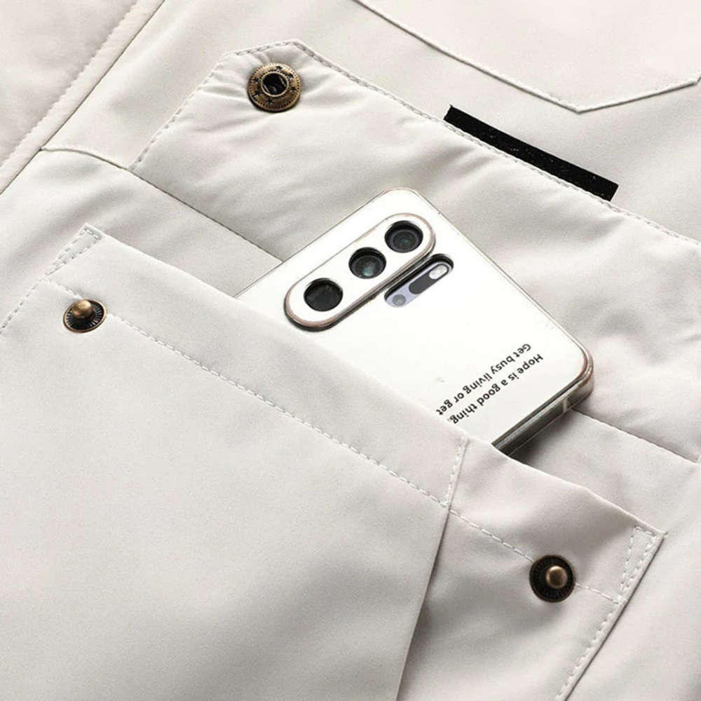 Smartphone in weißer Jackentasche, Nahaufnahme, modische Kleidung, Metallknöpfe, elegantes Design.