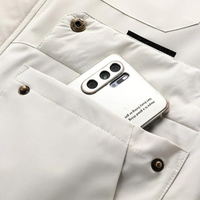 Smartphone in weißer Jackentasche, Nahaufnahme, modische Kleidung, Metallknöpfe, elegantes Design.