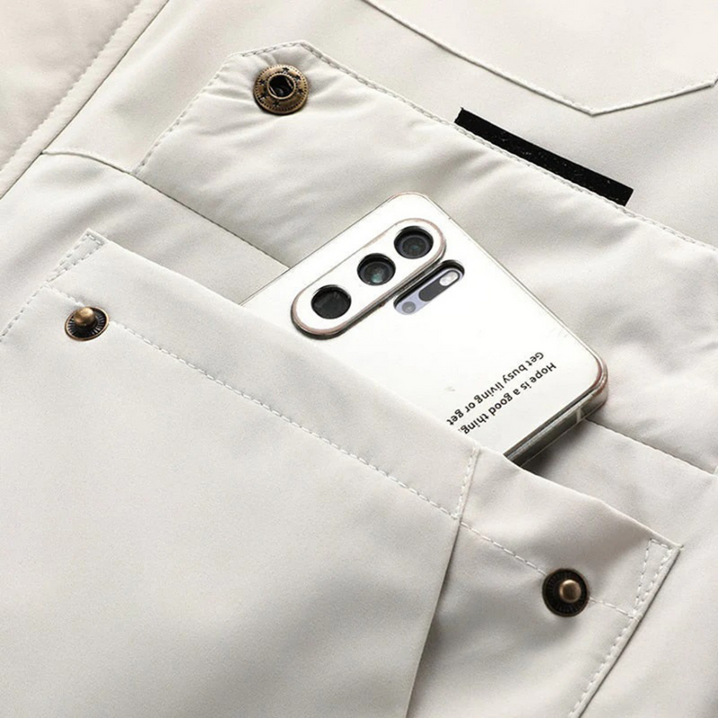 Smartphone in weißer Jackentasche, Nahaufnahme, modische Kleidung, Metallknöpfe, elegantes Design.