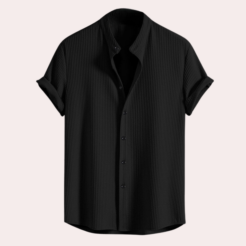 Schwarzes Herrenhemd, kurzärmelig, Knopfleiste, strukturierter Stoff, modisch, elegant.