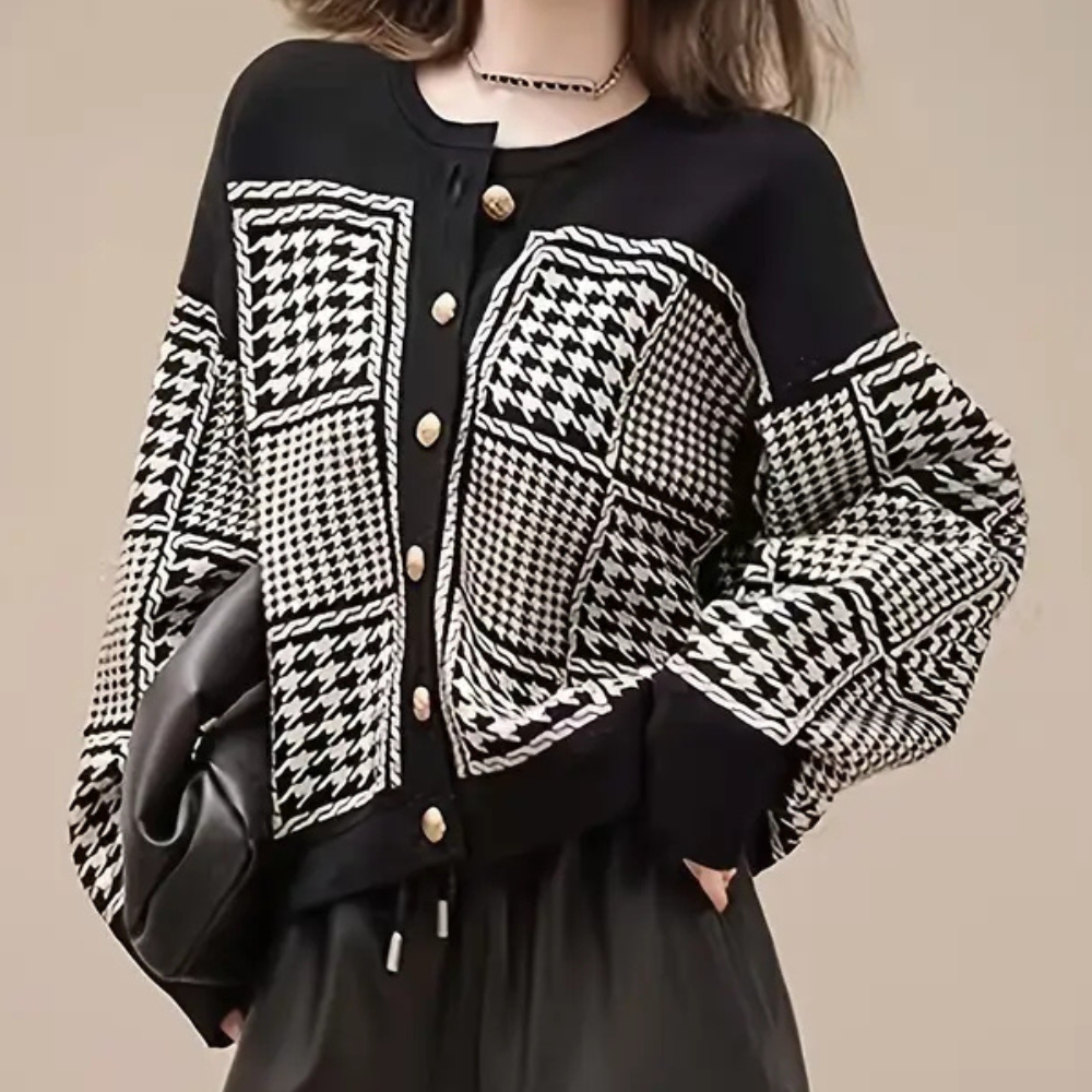 Damen Strickjacke mit Hahnentrittmuster, schwarz-weiß, Knopfleiste, modisch, elegant.