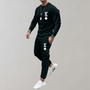 Schwarzer Herren-Trainingsanzug mit Karo-Design, Langarmshirt und Jogginghose, sportlich, modern.