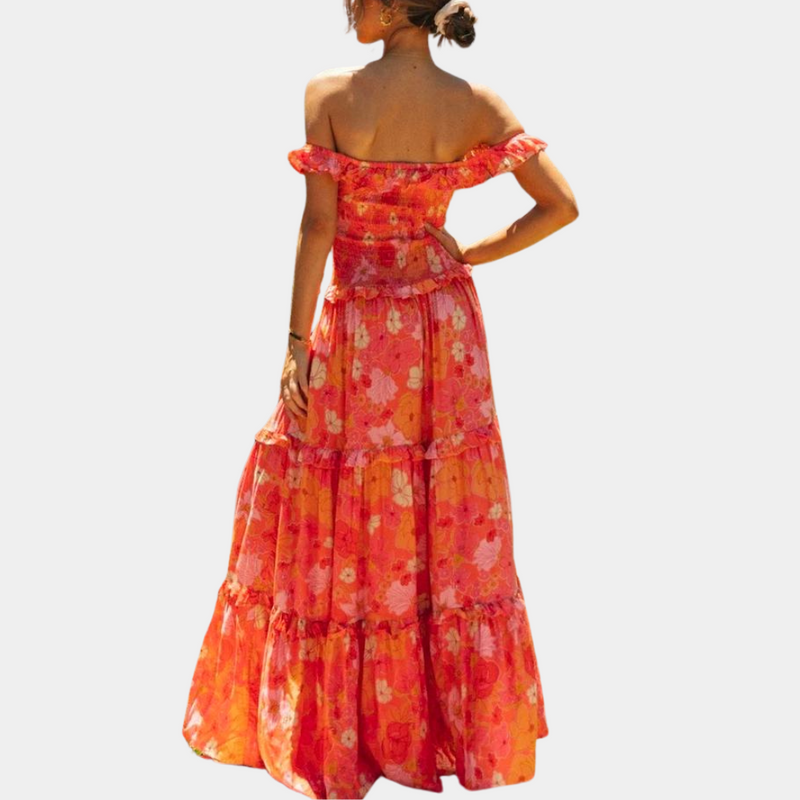 Frau in rotem, schulterfreiem Blumenkleid, Sommermode, elegantes Maxikleid, Rückansicht.