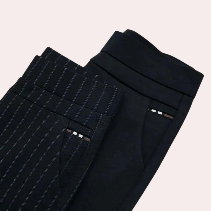 Schwarze Damenhosen mit Nadelstreifen, elegantes Design, Businessmode, hochwertige Stoffe.