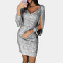 Silbernes Paillettenkleid mit langen Ärmeln, elegantes Abendkleid, glamouröse Damenmode.