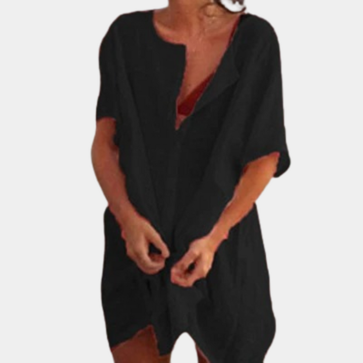 Frau in schwarzem Kaftan-Kleid, lässig, Sommermode, V-Ausschnitt, Kurzarm, Strandkleidung.