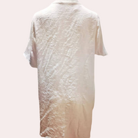 Weißes Leinenhemd, kurzärmelig, Rückansicht, knitterfrei, Sommermode, Damenbekleidung.