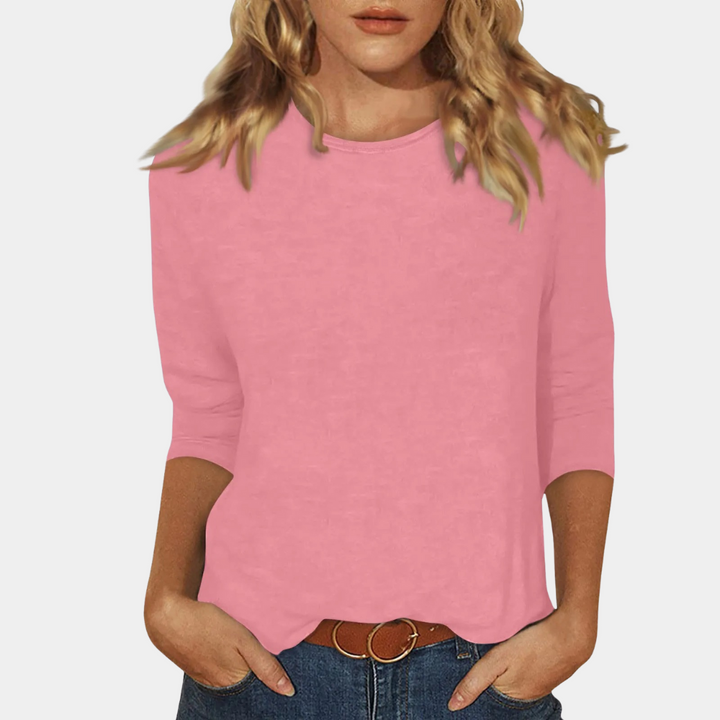 Frau in rosa Langarmshirt aus Baumwolle, lässig, modisch, ideal für Freizeitkleidung.