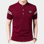 Rotes Herren-Poloshirt mit Knopfleiste, Kurzarm, gestreifte Details, modisch, Baumwolle.