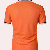 Orangefarbenes Polohemd, Kurzarm, Baumwolle, Herrenmode, sportlich, klassischer Kragen.