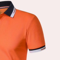 Orangefarbenes Polohemd mit blauem Kragen, Kurzarm, Baumwolle, Herrenmode, Freizeitkleidung.
