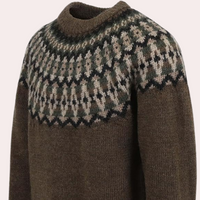 Grüner Norwegerpullover aus Wolle mit traditionellem Muster, Herrenmode, Winterkleidung.