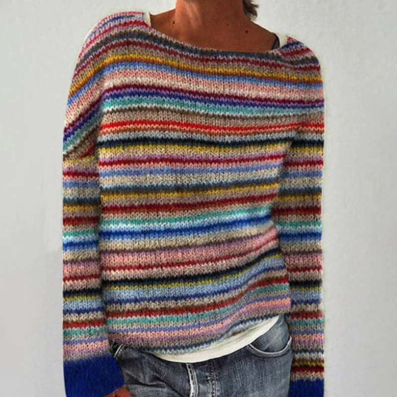 Frau trägt bunten gestreiften Pullover, lässig, Strickmode, Herbst-Winter, modisch.