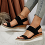 Schwarze Damen-Sandalen mit Keilabsatz, geflochtenem Riemen, ideal für Sommermode.