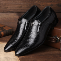 Schwarze Herren-Lederslipper mit Krokodilprägung, elegantes Design, formelle Schuhe.